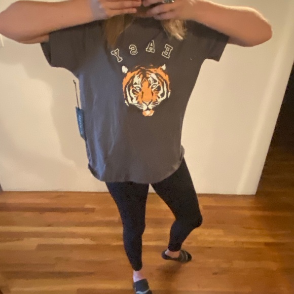 Nwt Wildfox charcoal gray “Easy Tiger” Graphic Tee size medium - Picture 4 of 15